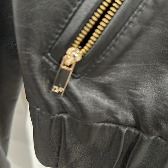 Gorgeous designer leather jacket, gold hardware, chic style, excellent condition - Picture 5 of 10